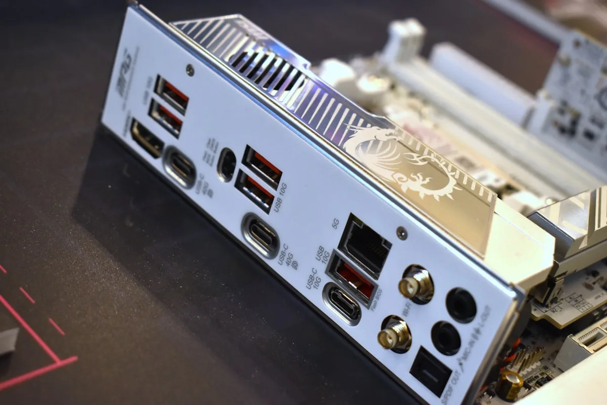 Tela de BIOS/UEFI de PC gamer mostrando configuração de memória RAM e detecção de componentes