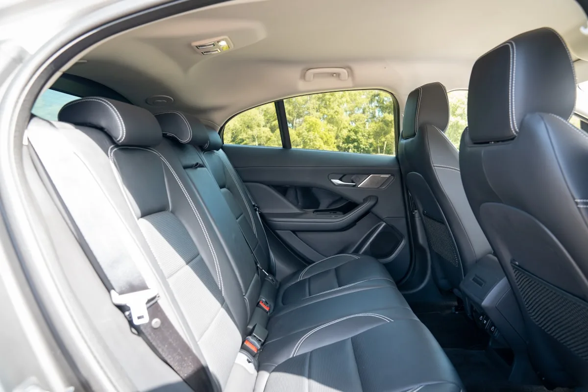 Banco traseiro vazio e estofado de um carro, espaço estável para apoiar a mochila com o notebook