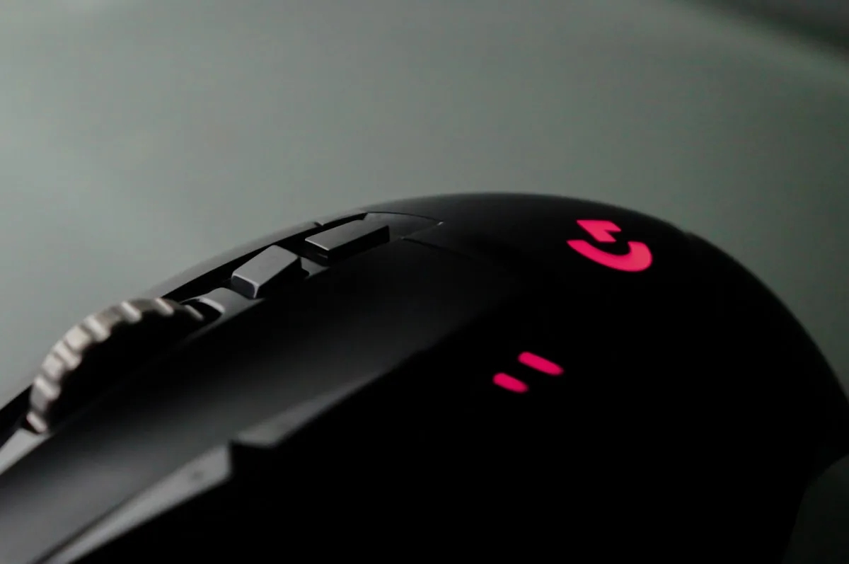 Volante de corrida Logitech em close-up sobre mesa de simracing
