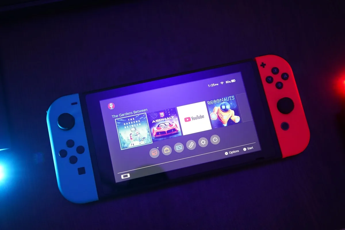 Hardware original de consoles retrô versus emulação Controles clássicos de consoles retrô originais — SNES, Mega Drive e NES