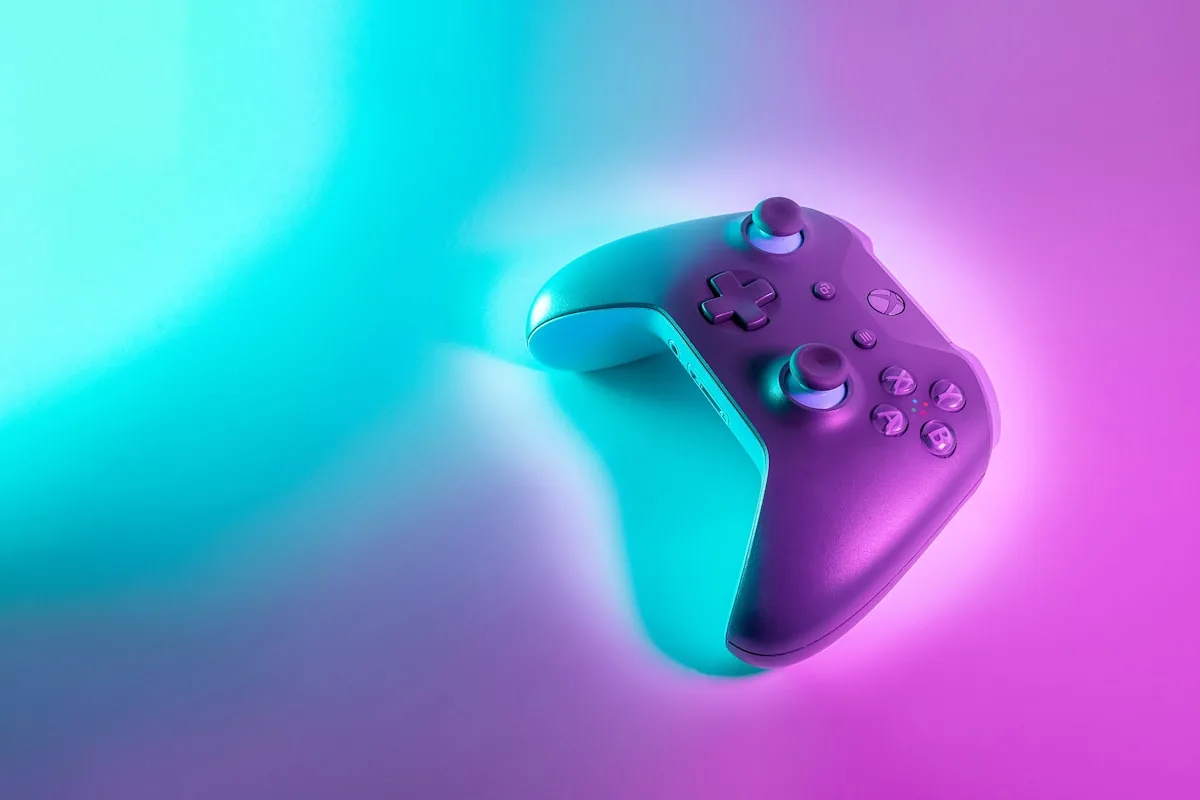 Melhores consoles portáteis retrô de 2026 Console portátil retrô moderno com tela IPS rodando jogos clássicos de SNES e PS1