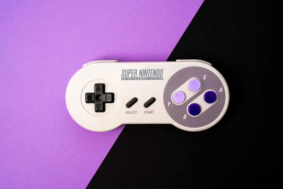 Back buttons em uso real: polegar no stick, ação nos botões traseiros Mãos segurando controle gamer com paddles traseiros visíveis durante partida de FPS competitivo