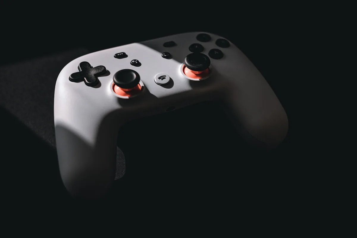 Back buttons nativos vs. acessórios: qual é a melhor opção para cada perfil Comparação entre controle com back buttons integrados e acessório add-on de botões traseiros