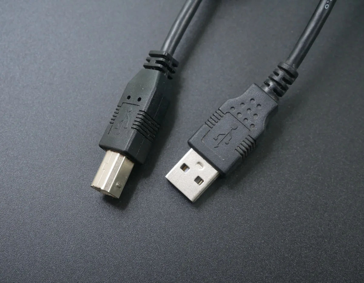Controle com fio, dongle 2.4GHz e Bluetooth — três tecnologias de conexão Comparativo de controles gamer: cabo USB, dongle 2.4GHz e Bluetooth para PC — latência e performance