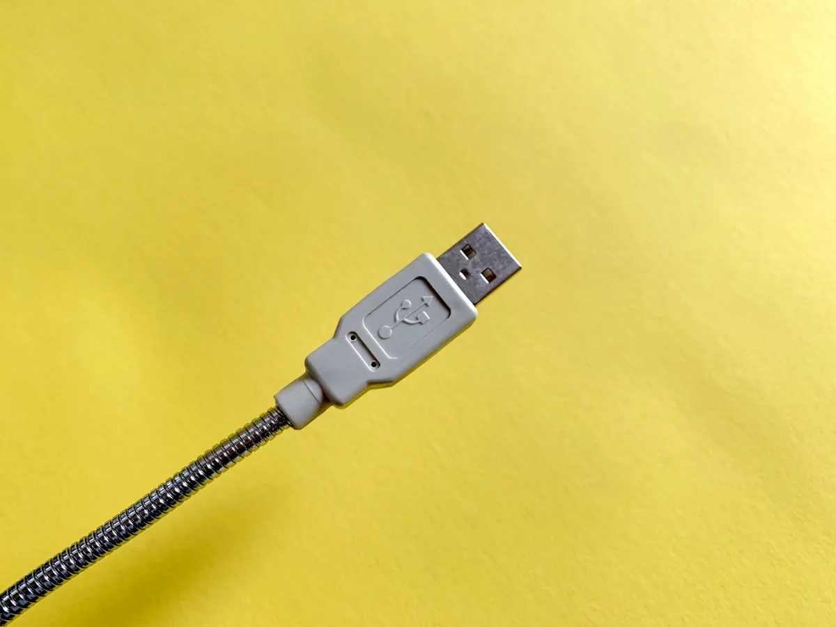 XInput e Steam Input — compatibilidade de controles no PC Controle gamer conectado ao PC via USB com interface Steam Input e configuração XInput aberta