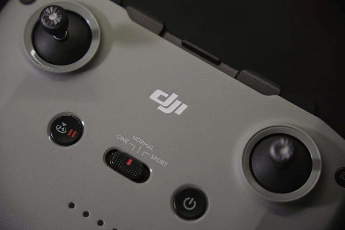 Hall Effect vs Potenciômetro — diferença de durabilidade e precisão no analógico Comparação de sensor magnético Hall Effect e potenciômetro mecânico em analógico de controle gamer