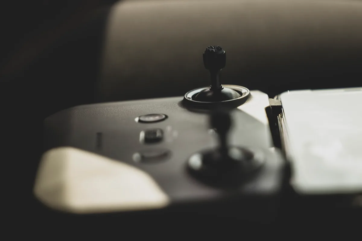 Controles Hall Effect — durabilidade e precisão para uso intenso Controle gamer com Hall Effect em setup de PC gaming mesa com teclado e monitor