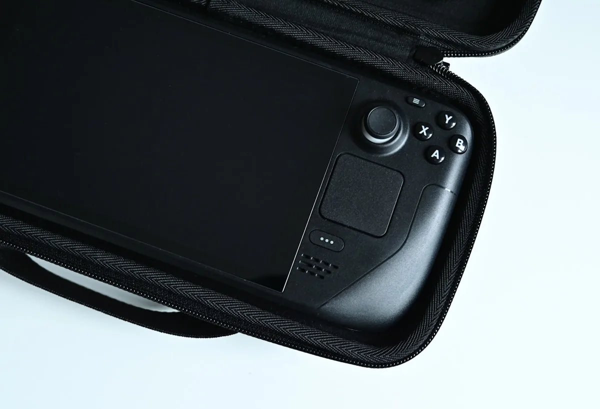 Detalhe de paddles traseiros e sticks intercambiáveis do controle Xbox Elite Series 2
