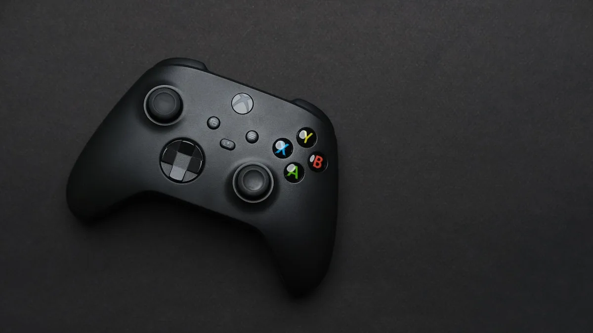 Mão segurando Xbox Wireless Controller Carbon Black destacando textura antiderrapante e d-pad híbrido