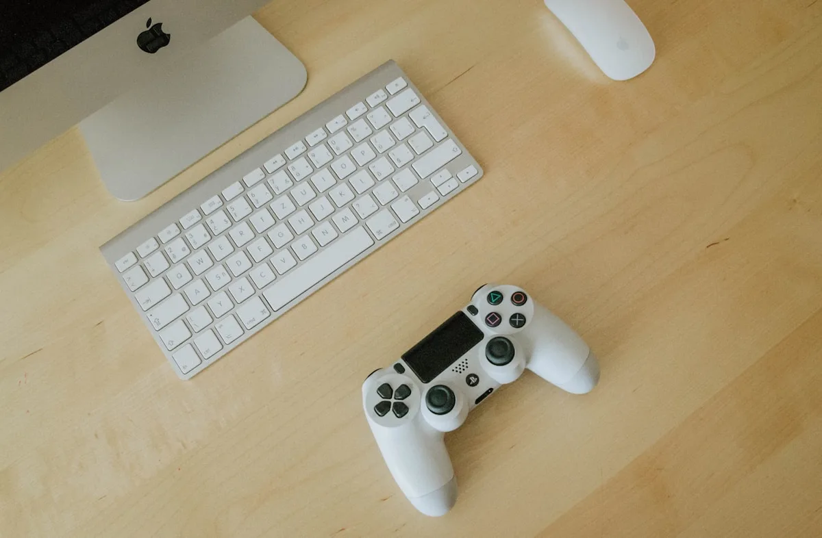 Design: Xbox Wireless vs 8BitDo Ultimate 2 Xbox Wireless Controller Carbon Black ao lado do 8BitDo Ultimate 2 branco — comparativo de design e ergonomia