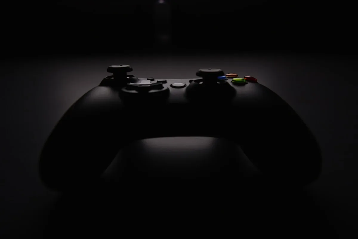 Configurações de controle com sliders de deadzone e sensibilidade lado a lado — ajustes diferentes com efeitos distintos no jogo
