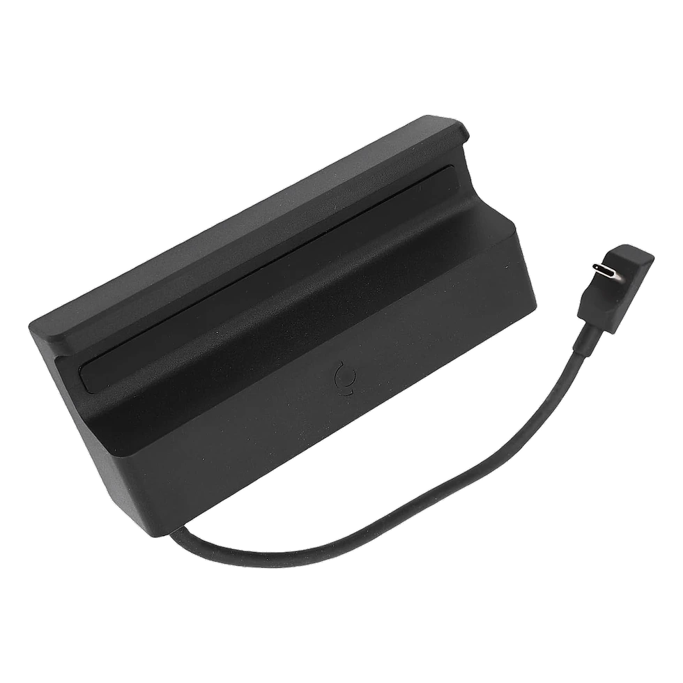 Suporte preto de ancoragem visto de outro ângulo, com cabo USB-C saindo da base sobre fundo branco