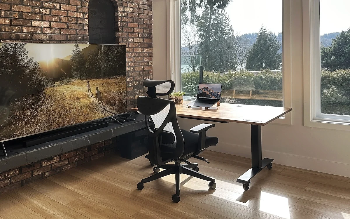 Detalhe do mecanismo de motor elétrico de standing desk regulável com estrutura de aço