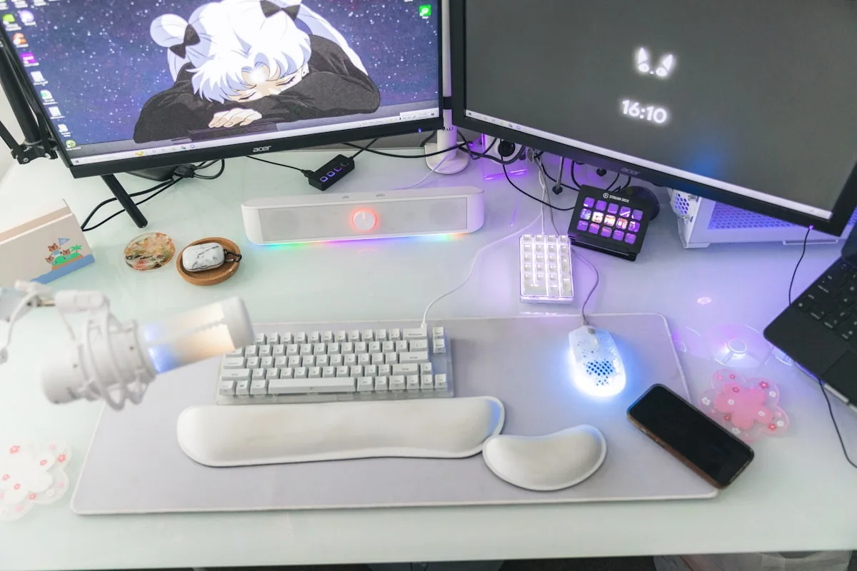 DualSense Midnight Black visto de frente mostrando touchpad, botões de face e grips texturizados