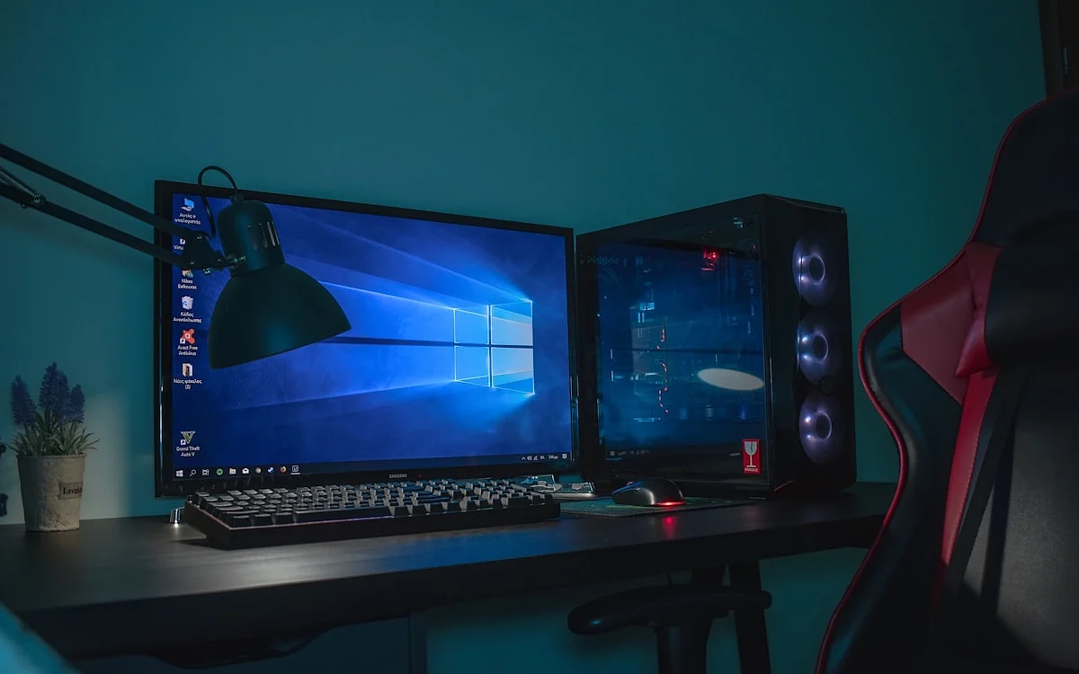 Cabo RCA conectado à entrada traseira de monitor de áudio de estante em setup de mesa