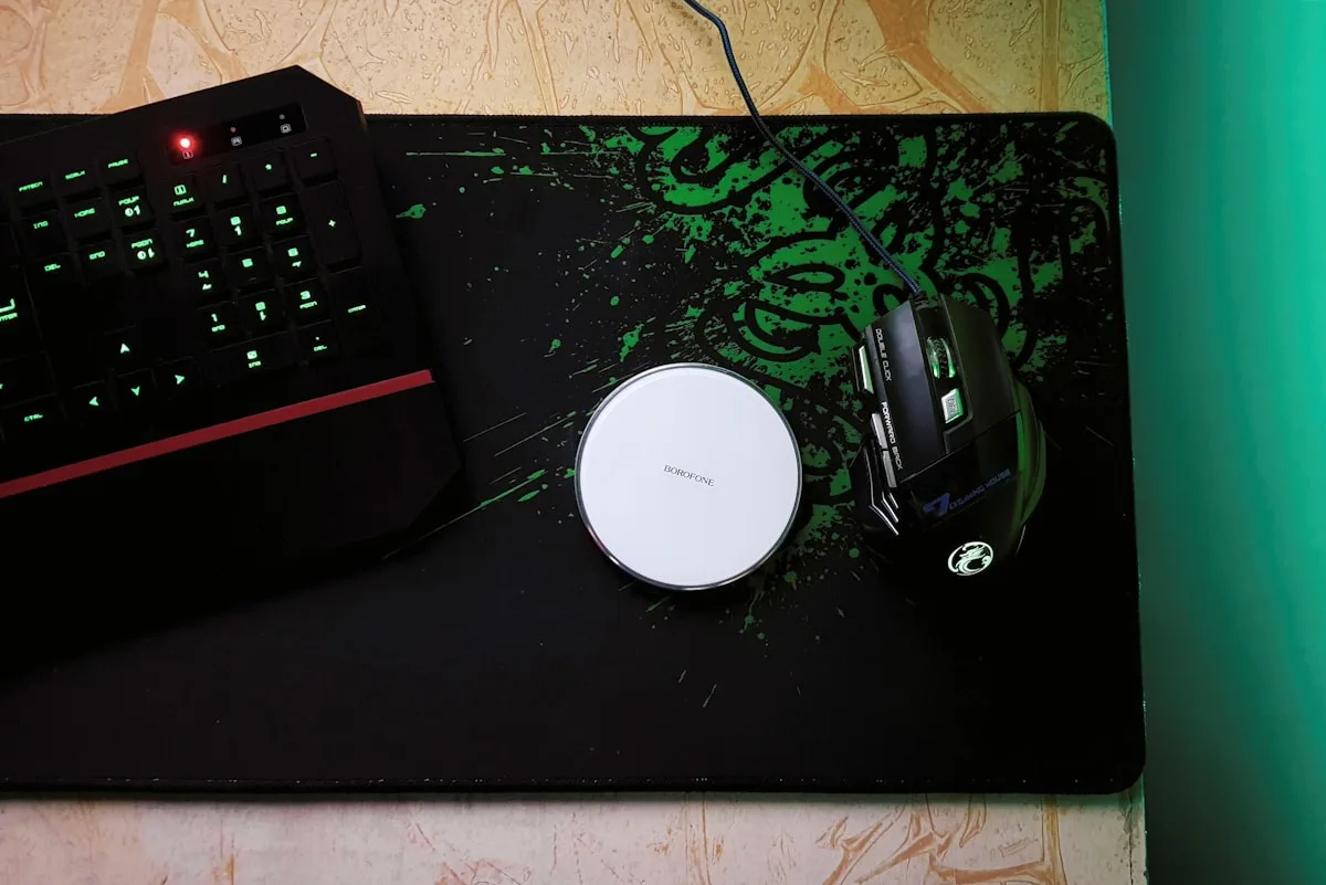 eDPI baixo, braço solto Jogador arrastando mouse em movimento amplo de braço com sensibilidade baixa em partida de CS2