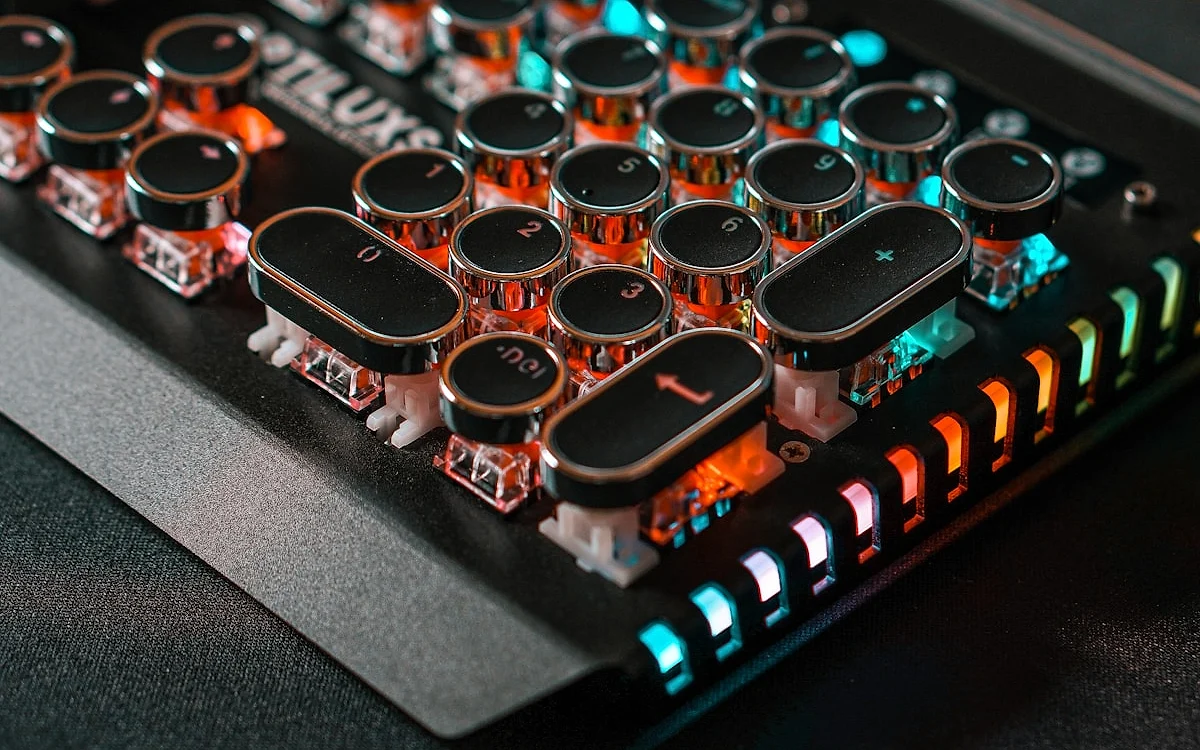 Software Stream Deck com integração OBS e atalhos configurados Notebook de criador de conteúdo com software de streaming aberto na tela