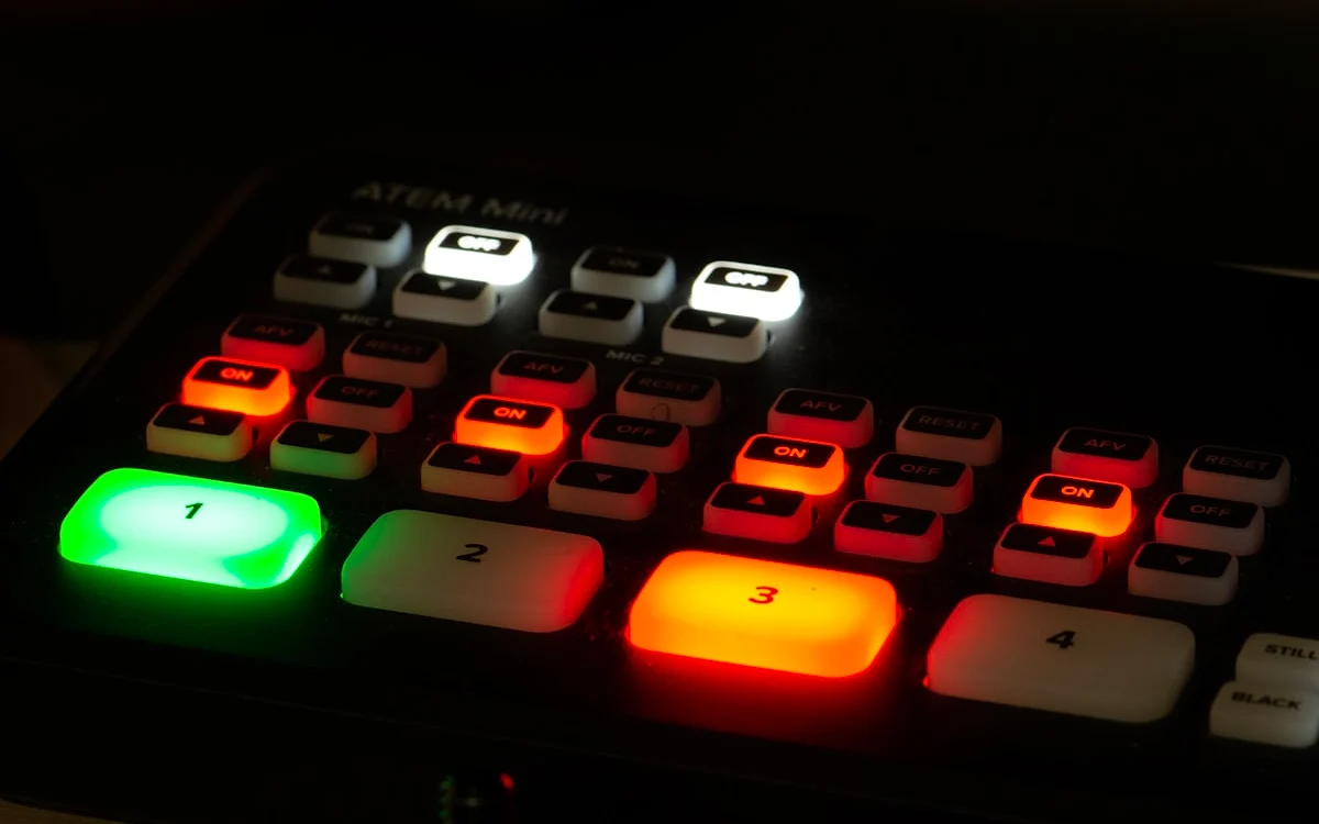 Perfis inteligentes e páginas do Stream Deck Tela de notebook mostrando configuração de perfis e páginas de ações para streaming