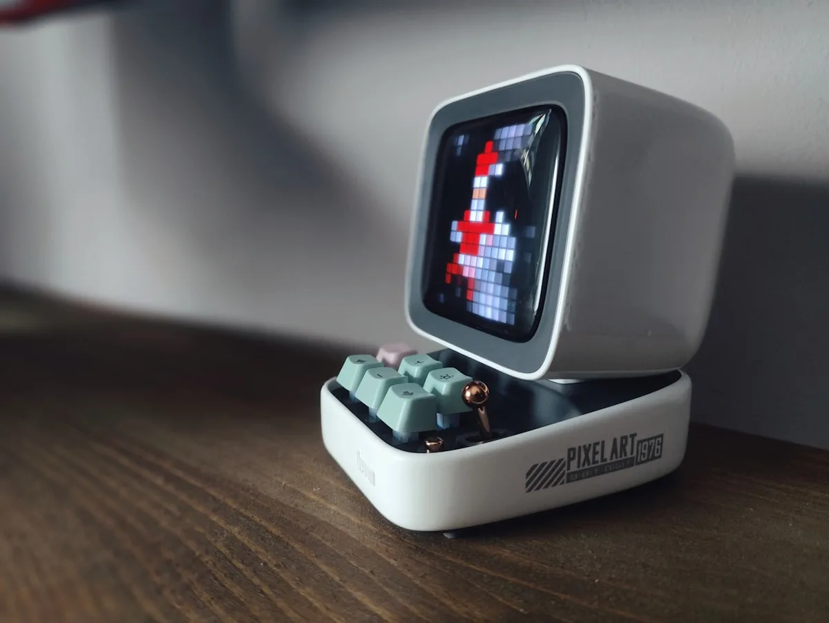 Monitor com interface de emulação retrô exibindo jogo pixel art clássico