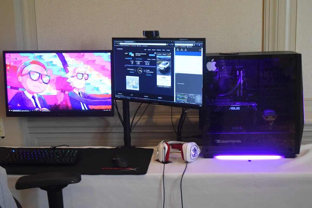 PC gamer com setup de emulação exibindo múltiplos monitores e controles