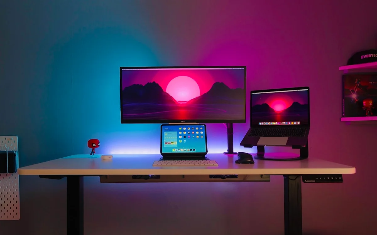 Vista superior de mesa gamer com monitor ultrawide, teclado full size e mouse pad estendido