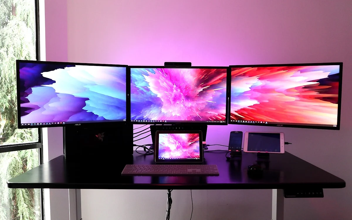 Peças de mesa gamer sobre o chão aguardando montagem com parafusos e chave allen