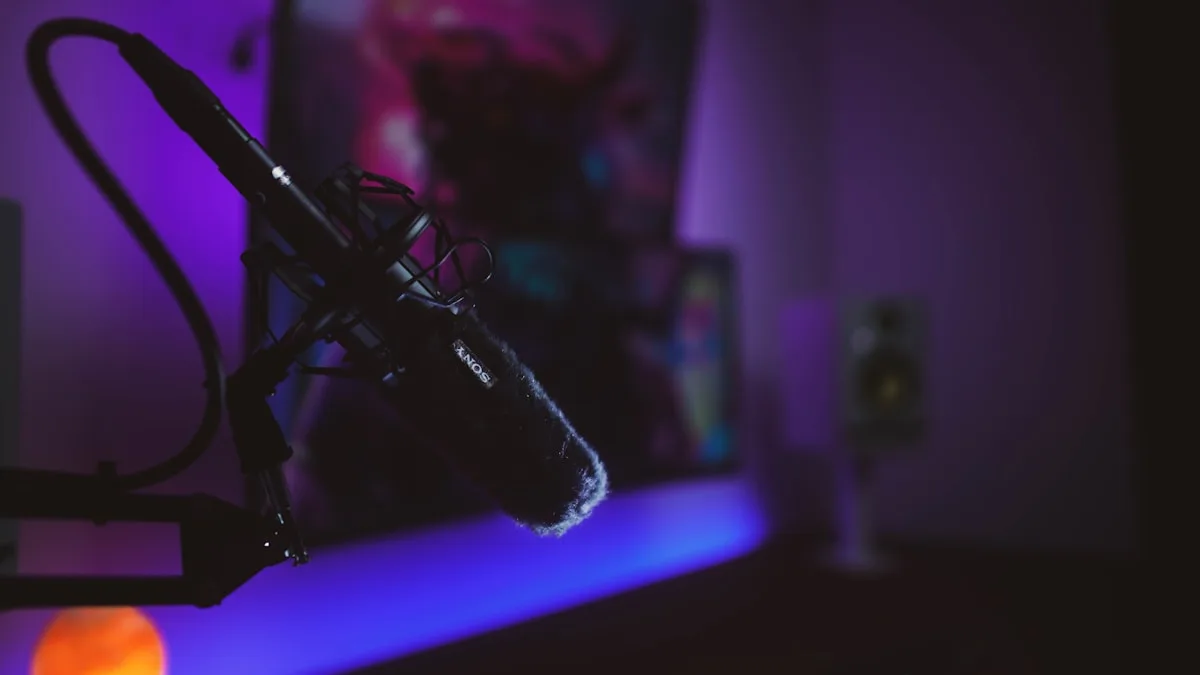 FIFINE AM8 conectado por cabo USB-C em setup de stream com PC gamer ao fundo