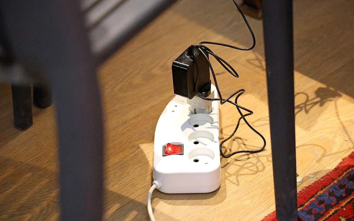 Nobreak UPS conectado a um PC gamer para proteção contra queda de energia e surtos elétricos
