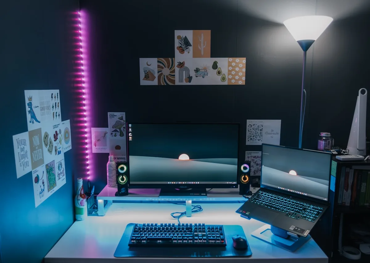 Exemplo de fita LED decorando um setup Fita de LED rosa instalada na quina da parede ao lado de luminária de chão em setup minimalista