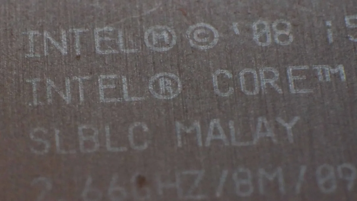 Componentes e consumo de energia Texto gravado Intel Core em superfície metálica de processador antigo, em close extremo
