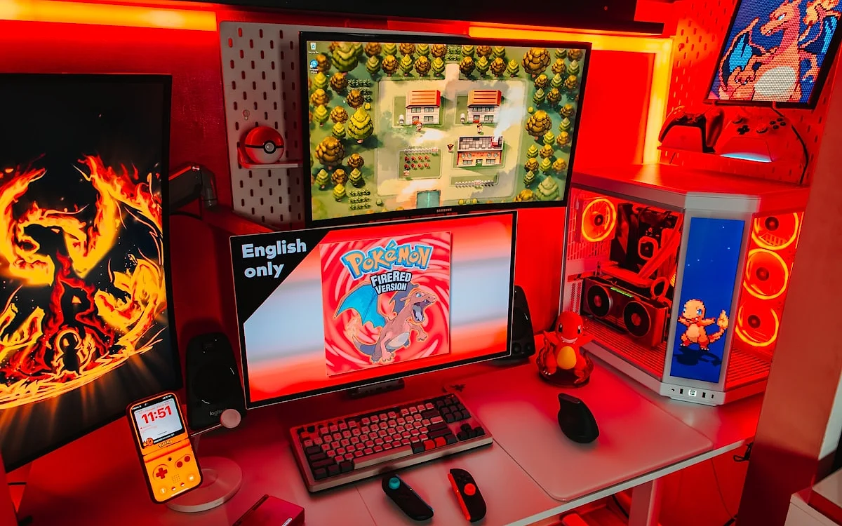 Setup gamer com mesa ampla, monitor e periféricos organizados sobre a superfície