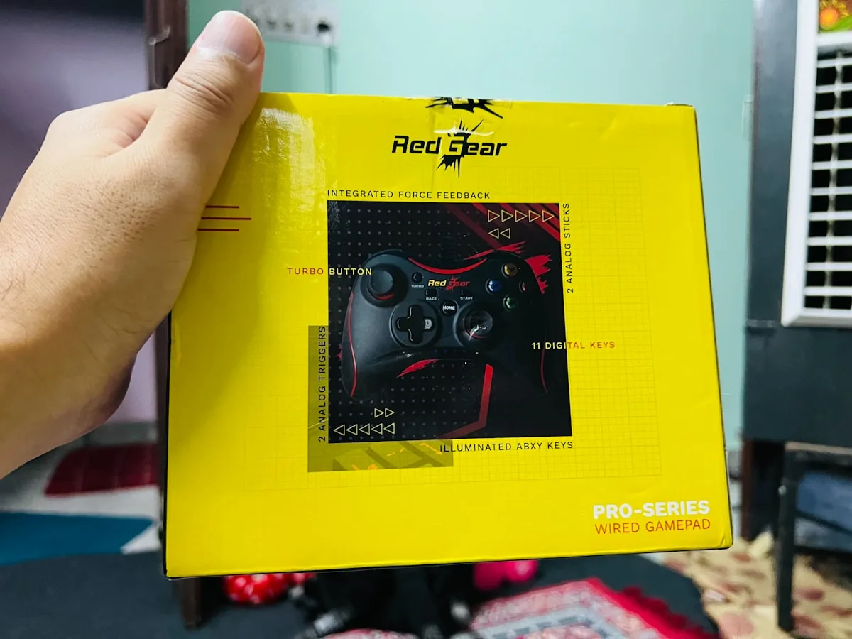 Controle GameSir G7 SE conectado ao PC via USB-C em setup gamer com teclado e monitor ao fundo