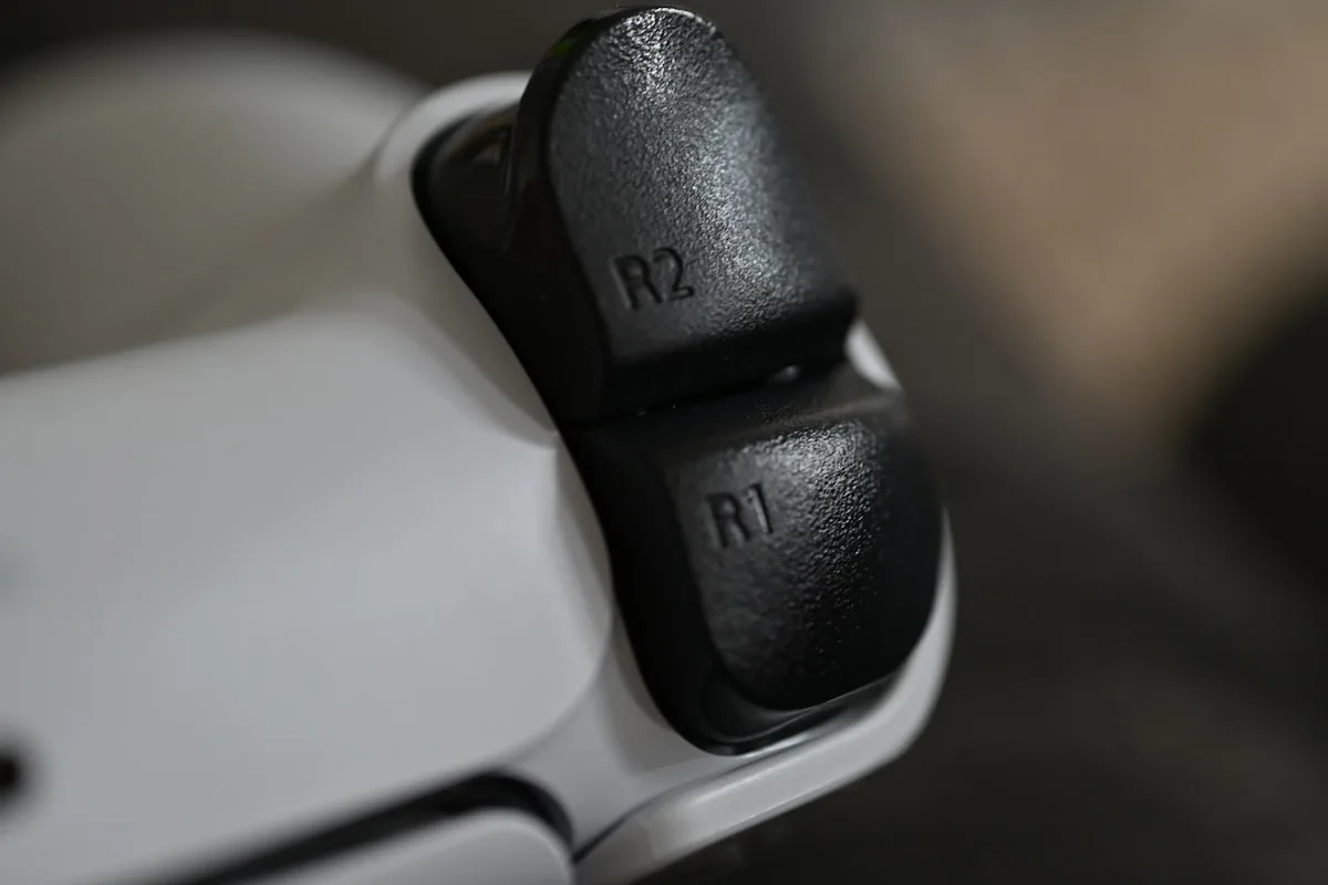 DualSense conectado via cabo USB-C ao PC — única forma de ativar gatilhos adaptativos no PC