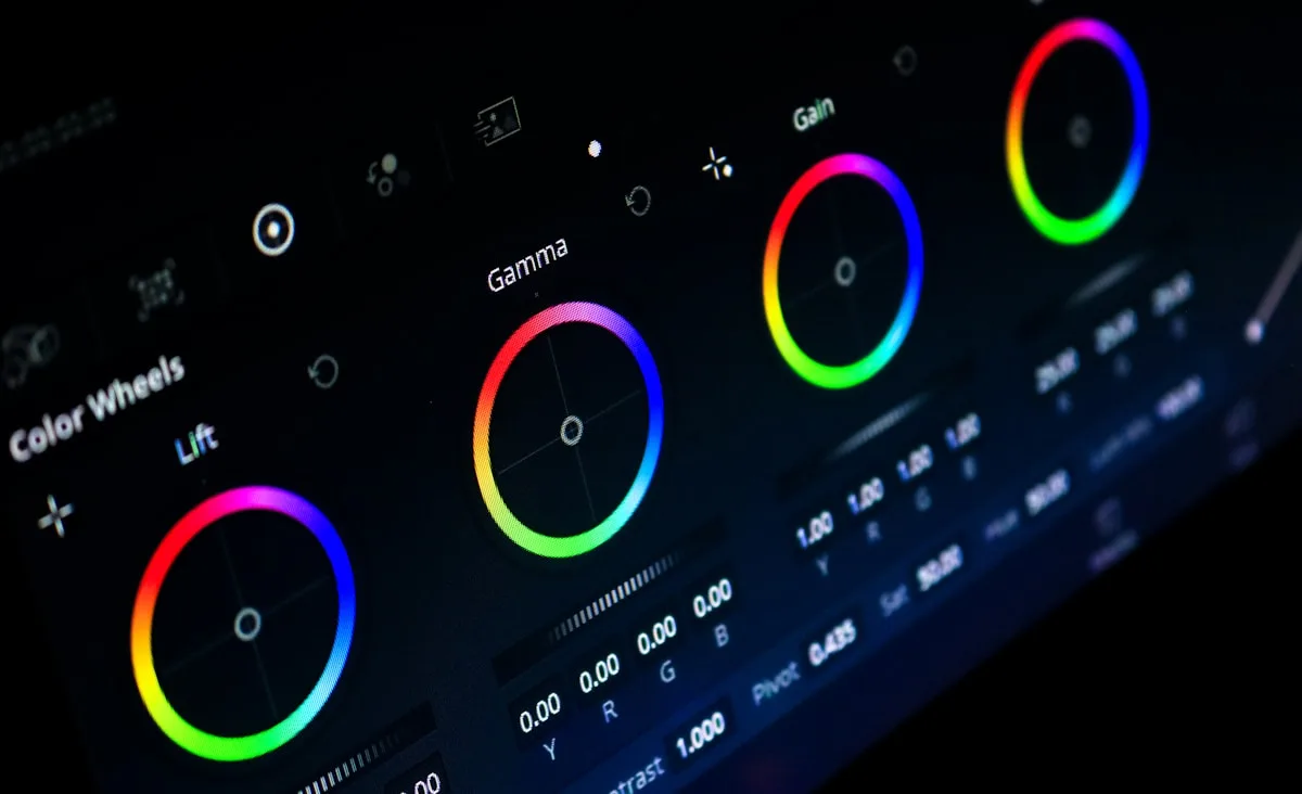 Segmentação de cor RGBIC configurada por app Roda de cores digital exibindo tons de vermelho, verde e azul em software de controle de cor