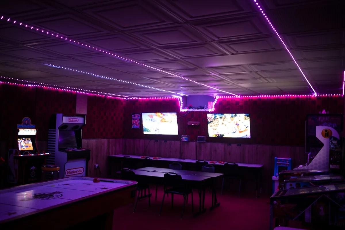 Sincronização de luz em várias telas ao mesmo tempo Fitas de LED sincronizadas no teto iluminando duas telas de jogos na mesma sala