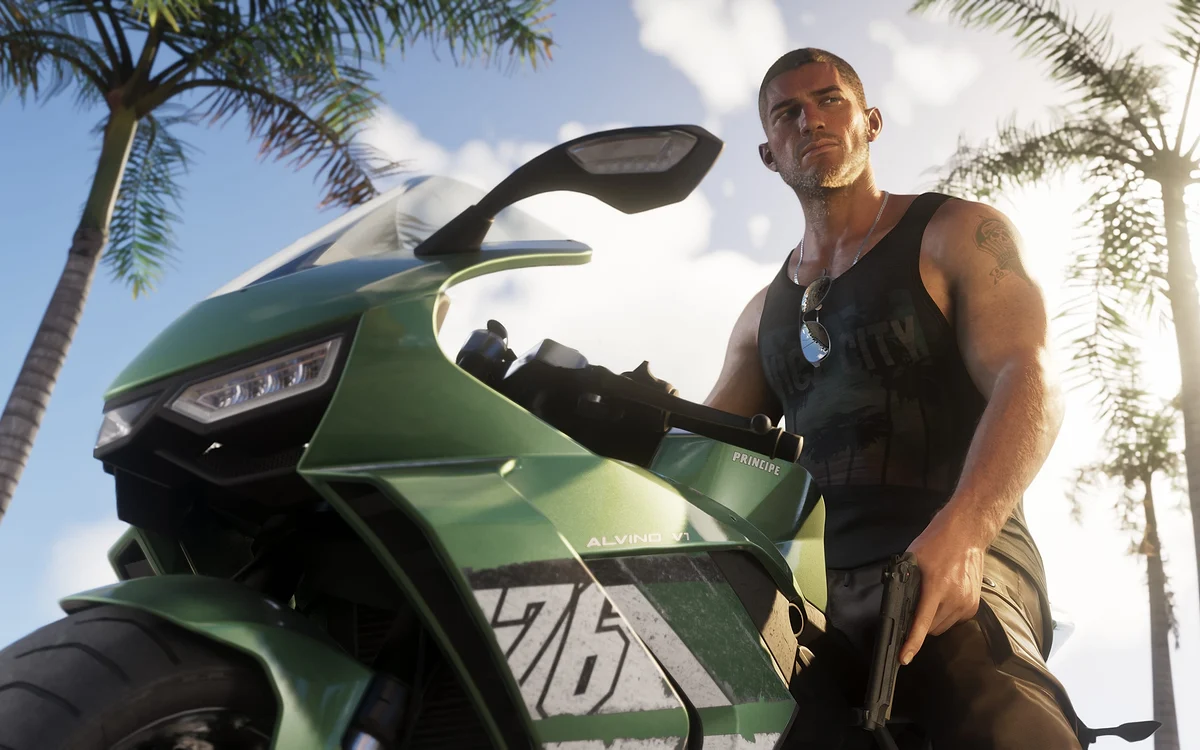 Personagem de GTA 6 apoiado em uma motocicleta esportiva com palmeiras e céu ao fundo