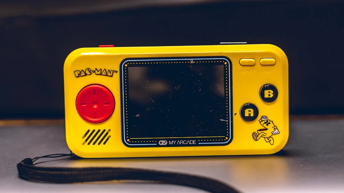 Handheld retrô amarelo com tela grande e botões de ação estilo arcade