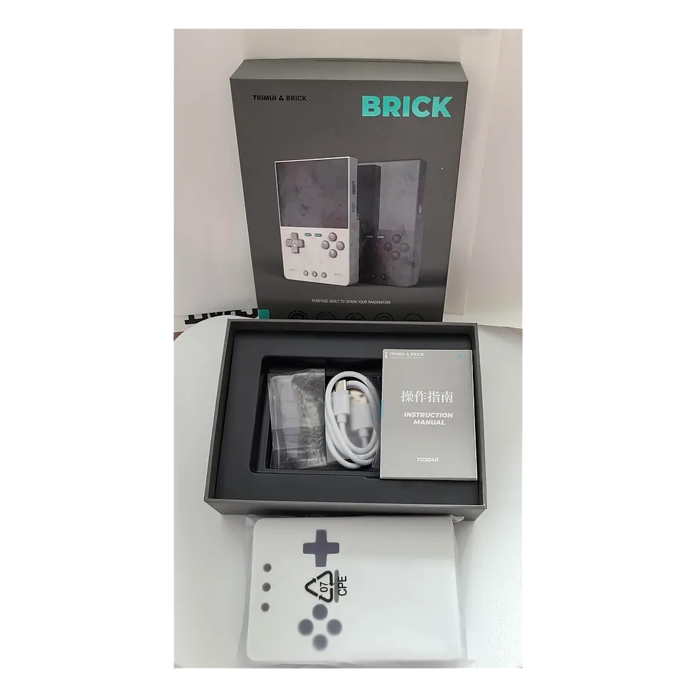 TRIMUI Brick handheld retrô branco com tela grande e joystick duplo