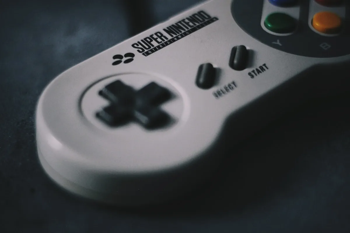 Controle de Super Nintendo em detalhe, o tipo de jogo clássico que um handheld retrô promete emular