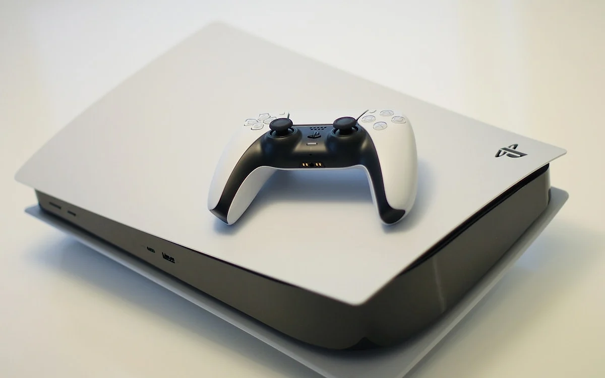 HD externo conectado à porta USB traseira de um console PS5 sobre uma mesa gamer
