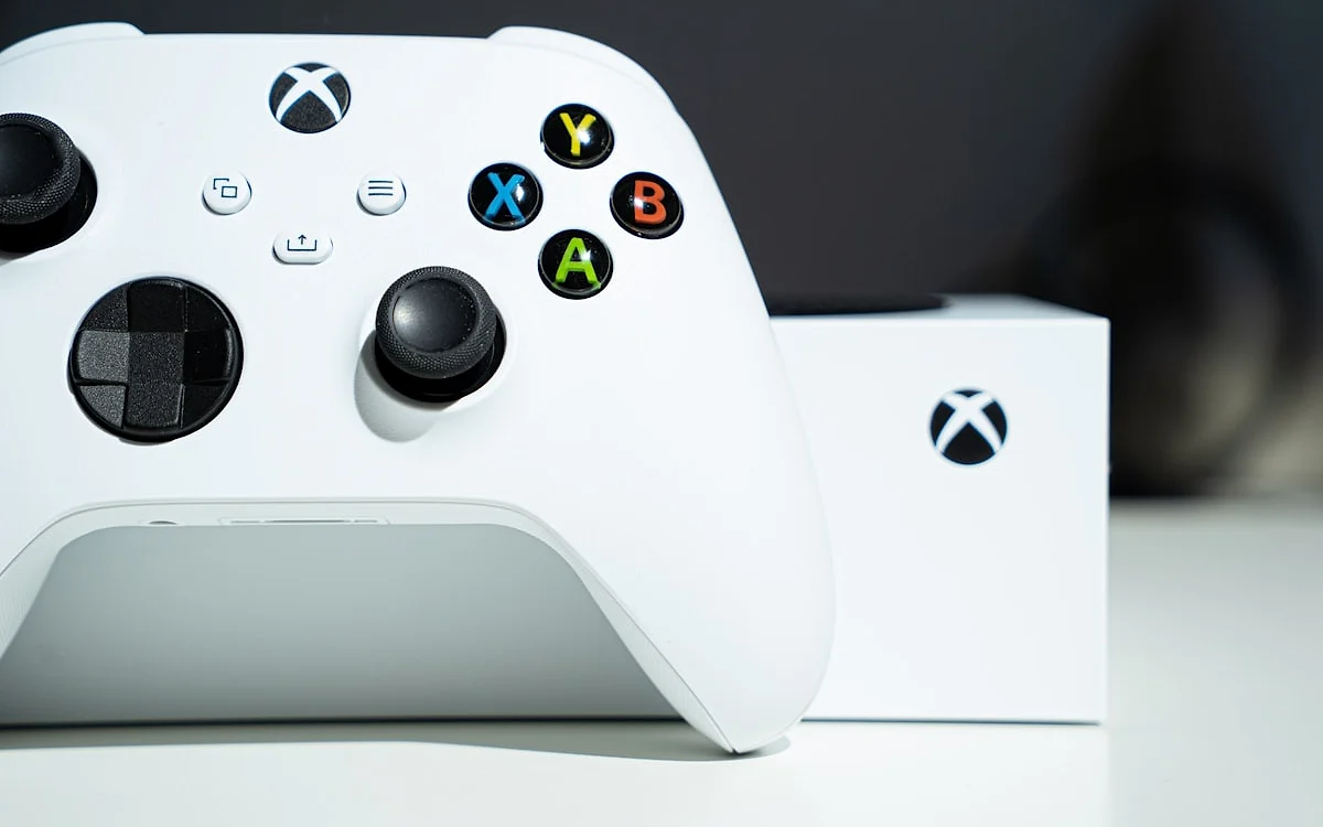 Painel traseiro do Xbox Series X mostrando as portas USB 3.0 usadas para conectar armazenamento externo