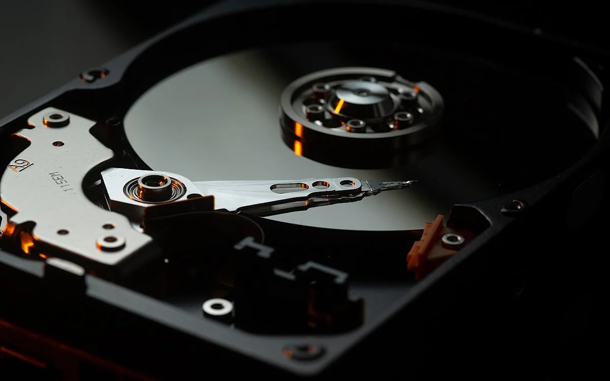 Comparação visual entre disco rígido mecânico aberto e SSD externo compacto lado a lado