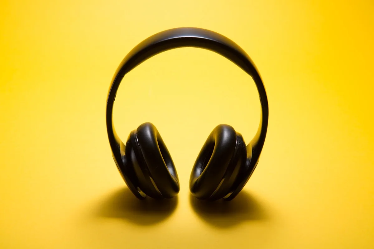 Headset gamer over-ear com almofadas de espuma sobre mesa minimalista