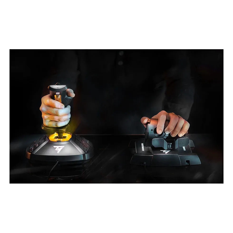 Comparação de pegada entre dois manches Thrustmaster, ilustrando o formato do T.16000M FCS com Acelerador