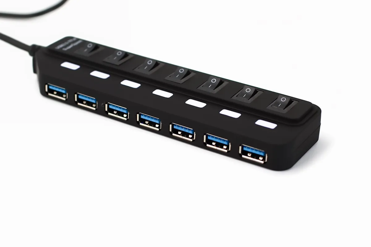 Hub USB-C multiportas visto de cima, com sete saídas USB-A e interruptores liga-desliga individuais