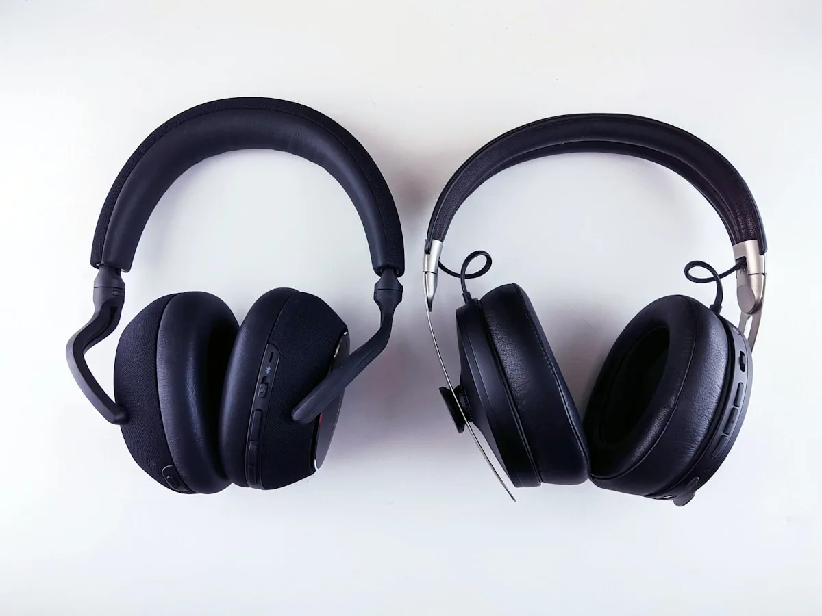 HyperX Cloud III em detalhe Headset HyperX Cloud III em detalhe mostrando almofadas memory foam e estrutura em alumínio