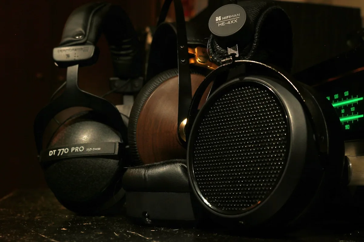 Microfones destacáveis dos dois headsets Comparativo de microfone destacável dos headsets gamer HyperX Cloud III e Logitech G Pro X