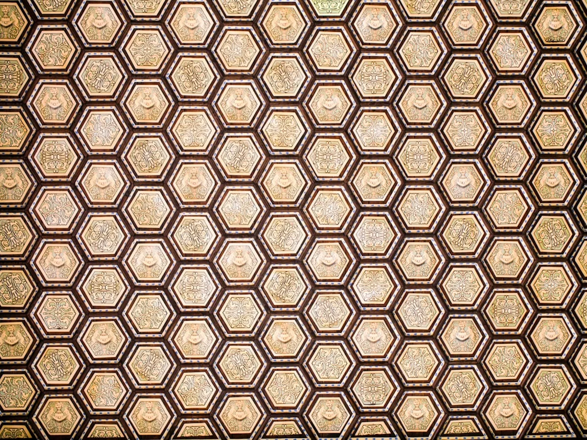 Painel de hexágonos com textura de madeira clara, acabamento parecido ao do Nanoleaf Elements