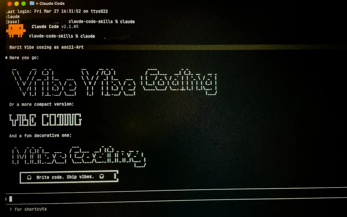 TV exibindo configurações de Modo Jogo com console conectado e controle wireless em mãos