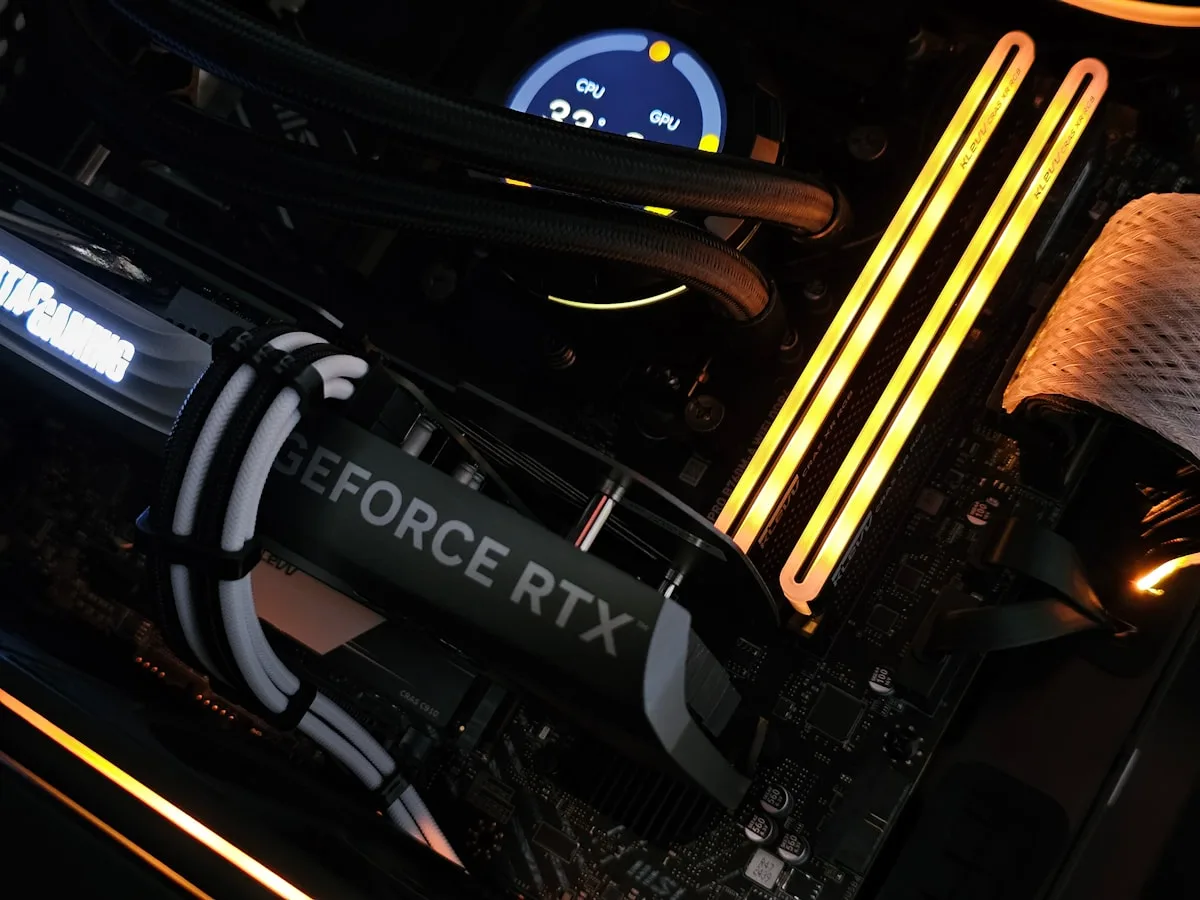 Plataformas AM5 e LGA1700 — AMD e Intel em 2026 Placa-mãe AM5 com processador AMD Ryzen instalado ao lado de placa-mãe LGA1700 com Intel Core